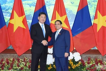 Thủ tướng Phạm Minh Chính đón Tổng thống Mông Cổ Ukhnaagiin Khurelsukh. (Ảnh: TRẦN HẢI)