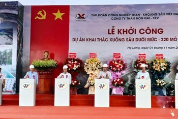 Các đại biểu ấn nút khởi công Dự án "Khai thác xuống sâu dưới mức -220 mỏ Bình Minh".