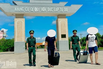 H. Đ. T và Ng. M. T được cán bộ Đồn Biên phòng cửa khẩu Quốc tế Hà Tiên đón về từ Campuchia. (Ảnh: Tiến Vinh).