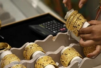 Trang sức vàng được bày bán tại cửa hàng ở Chennai, Ấn Độ. (Ảnh: AFP/TTXVN)