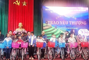 Các đại biểu cùng nhà tài trợ, tổ chức Hội Nhà báo trao tặng xe đạp cho học sinh huyện Bá Thước.