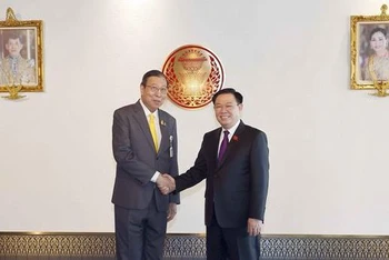 Chủ tịch Quốc hội Vương Đình Huệ và Chủ tịch Thượng viện Thái Lan Pornpetch Wichitcholchai. (Ảnh: TTXVN)