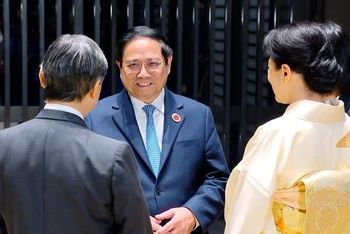 Thủ tướng Phạm Minh Chính hội kiến Nhà vua Nhật Bản Naruhito và Hoàng hậu. (Ảnh: TTXVN)