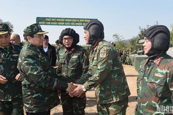 Thủ tướng Phạm Minh Chính thăm hỏi, động viên các đơn vị tham gia diễn tập. (Ảnh: TRẦN HẢI)