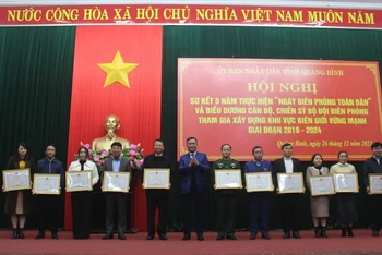 Chủ tịch Ủy ban nhân dân tỉnh Quảng Bình Trần Thắng trao bằng khen cho các tập thể, cá nhân có thành tích xuất sắc.