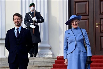 Trong bài phát biểu chào năm mới 2024, Nữ hoàng Đan Mạch Margrethe II (bên phải) bất ngờ thông báo thoái vị vào ngày 14/1/2024 tới, sau 52 năm giữ ngai vàng, nhường ngôi cho con trai là Thái tử Frederik (bên trái). (Ảnh: AFP/TTXVN)