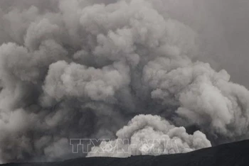 Núi lửa Marapi trên đảo Sumatra của Indonesia nhả khói phun tro bụi ngày 6/12/2023. (Ảnh: AFP/TTXVN)