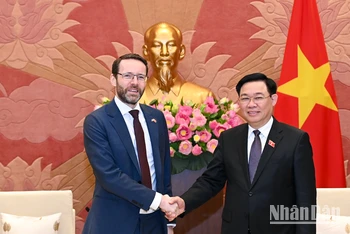 Chủ tịch Quốc hội Vương Đình Huệ tiếp Đại sứ Anh tại Việt Nam Iain Frew. (Ảnh: DUY LINH)