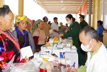 Cán bộ quân y Bộ đội Biên phòng tỉnh Điện Biên cấp thuốc miễn phí cho nhân dân xã Vàng Đán, huyện Nậm Pồ, tỉnh Điện Biên.