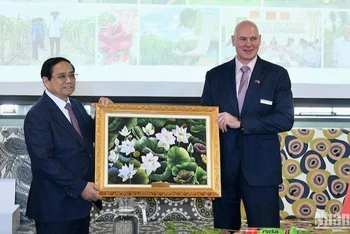 Thủ tướng Phạm Minh Chính tặng quà lưu niệm cho Trung tâm Nghiên cứu cây trồng và thực phẩm New Zealand.