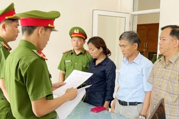 Cơ quan Cảnh sát điều tra Công an tỉnh Quảng Nam tống đạt các quyết định đối với 3 bị can về tội nhận hối lộ