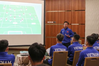 Các thành viên đội tuyển U23 Việt Nam họp bàn chiến thuật. (Ảnh: VFF)