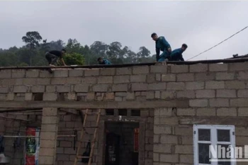Nhiều hộ gia đình ở huyện Văn Lãng (Lạng Sơn) bị tốc mái nhà đang được các lực lượng chức năng khắc phục hậu quả.