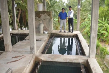 Kiểm tra nguồn nước ở vùng ngọt hóa Gò Công, tỉnh Tiền Giang. (Ảnh: NGUYỄN SỰ)