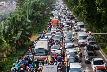 Đường Láng thường xuyên quá tải, ùn tắc.