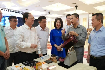 Bộ trưởng Huỳnh Thành Đạt và các đại biểu tham quan gian hàng trưng bày hàng thật, hàng giả.