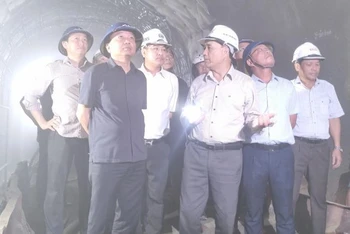 Thứ trưởng Giao thông vận tải Nguyễn Danh Huy (áo sẫm màu) chỉ đạo khắc phục sự cố tại hầm Chí Thạnh.