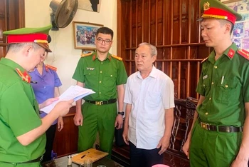 Cơ quan chức năng thi hành quyết định khởi tố bị can, bắt tạm giam ông Trịnh Ngọc Gấm.