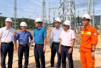 Đoàn công tác nghe báo cáo việc triển khai công việc tiếp theo Dự án đường dây 500kV Quảng Trạch-Quỳnh Lưu.