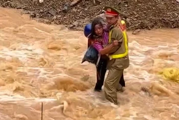 [Video] Chiến sĩ công an liều mình xông vào dòng nước lũ cứu người dân bị cuốn trôi