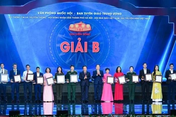 Đồng chí Trần Thanh Mẫn và đồng chí Nguyễn Xuân Thắng trao giải B cho đại diện các nhóm tác giả đoạt Giải Diên Hồng lần thứ 2.