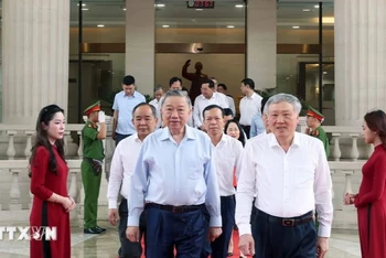 Chủ tịch nước Tô Lâm đến thăm, làm việc tại Tòa án nhân dân Tối cao.