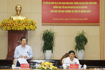 Đồng chí Phan Đình Trạc phát biểu tại buổi làm việc với Ban Thường vụ Tỉnh ủy Quảng Nam.