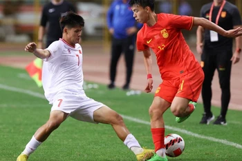 U19 Việt Nam đối đầu với U19 Trung Quốc tại giải U19 quốc tế vừa qua. (Ảnh: VFF)