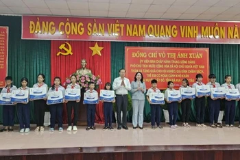 Phó Chủ tịch nước Võ Thị Ánh Xuân tặng quà cho học sinh có hoàn cảnh đặc biệt khó khăn trên địa bàn huyện Đất Đỏ, tỉnh Bà Rịa-Vũng Tàu.