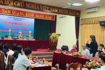 Phó Cục trưởng Cục Mỹ thuật, Nhiếp ảnh và Triển lãm (Bộ Văn hóa, Thể thao và Du lịch) Ngô Tuấn Phong góp ý các phác thảo tượng Nguyễn Du dự kiến đặt tại vườn hoa tại thị trấn Thường Tín. (Ảnh: Việt Hoàng)