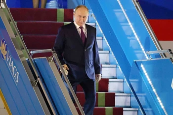 Tổng thống Liên bang Nga Vladimir Putin đến Sân bay quốc tế Nội Bài. (Ảnh: Phạm Kiên/TTXVN)