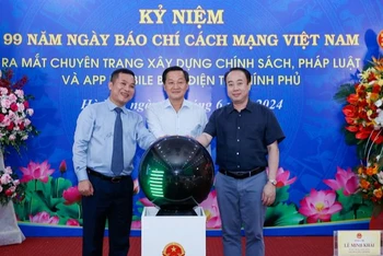 Phó Thủ tướng Lê Minh Khái, Phó Chủ nhiệm Văn phòng Chính phủ Nguyễn Sỹ Hiệp và Tổng Giám đốc Cổng TTĐT Chính phủ, Tổng Biên tập Báo Điện tử Chính phủ Nguyễn Hồng Sâm thực hiện nghi thức ra mắt chính thức Trang Xây dựng chính sách, pháp luật (thuộc Báo Điện tử Chính phủ), ra mắt App mobile của Báo Điện tử Chính phủ. (Ảnh: VGP/Nhật Bắc)