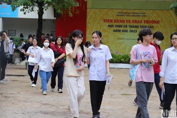Thí sinh kết thúc môn Ngữ Văn tại điểm thi Trường THCS Khương Đình, Thanh Xuân, Hà Nội.