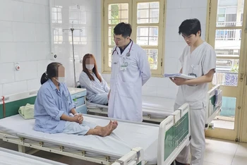 Thạc sĩ, bác sĩ Lê Văn Long thăm khám cho bệnh nhân ung thư vú đang điều trị tại Trung tâm Y học hạt nhân và Ung bướu, Bệnh viện Bạch Mai.