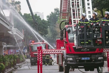 Lực lượng cảnh sát phòng cháy chữa cháy diễn tập chữa cháy tại Trung tâm thương mại Tràng Tiền. (Ảnh: DUY LINH)