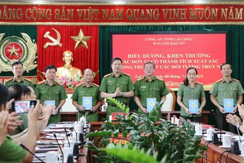 Đại diện Ban Giám đốc Công an Lai Châu trao thưởng nóng cho các tập thể cá nhân có thành tích trong việc truy bắt tội phạm truy nã.