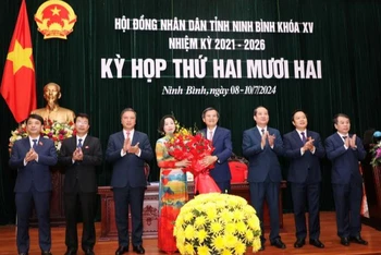 Lãnh đạo tỉnh Ninh Bình chúc mừng Phó Chủ tịch Quốc hội Nguyễn Thị Thanh. (Ảnh: ĐỨC LAM)