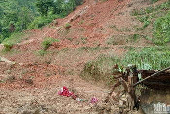 Hiện trường vụ sạt lở đất do mưa lớn khiến một người tử vong tại xã Tả Sử Choóng, huyện Hoàng Su Phì.
