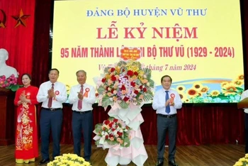 Phó Bí thư Thường trực Tỉnh ủy Thái Bình Nguyễn Tiến Thành tặng lẵng hoa chúc mừng Đảng bộ huyện Vũ Thư nhân kỷ niệm 95 năm thành lập Chi bộ Thư Vũ.