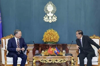 Chủ tịch nước Tô Lâm và Chủ tịch Đảng CPP, Chủ tịch Thượng viện Campuchia Samdech Techo Hun Sen. (Ảnh: TTXVN)