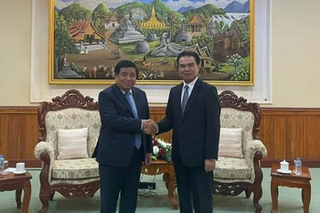 Bộ trưởng Kế hoạch và Đầu tư Nguyễn Chí Dũng làm việc với Bộ trưởng Kế hoạch và Đầu tư Lào Phet Phomphiphak.