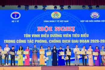 Tôn vinh 135 điều dưỡng viên tiêu biểu.