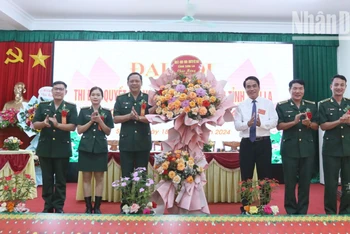 Lãnh đạo tỉnh Sơn La tặng hoa chúc mừng Đại hội thi đua quyết thắng Bộ đội Biên phòng tỉnh.