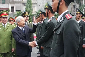 Tổng Bí thư Nguyễn Phú Trọng đến thăm, kiểm tra công tác ứng trực, sẵn sàng chiến đấu tại Bộ Tư lệnh Cảnh sát cơ động nhân dịp Tết Nguyên đán Bính Thân năm 2016.