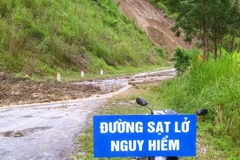 Đường giao thông ở miền núi Thanh Hóa đã xảy ra sạt lở.
