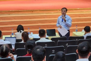 Đồng chí Nguyễn Quang Hưng, Chủ tịch Ủy ban nhân dân thành phố Điện Biên Phủ trả lời các kiến nghị của nhân dân.
