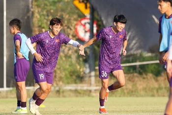 Các tuyển thủ U19 Việt Nam tập luyện cho trận đấu cuối gặp U19 Lào. (Ảnh: VFF)