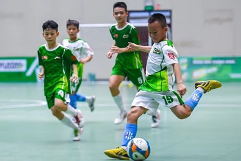 U11 Việt Hùng Thanh Hóa (áo trắng) có trận bán kết đầy hấp dẫn cùng U11 Bắc Ninh khi phải phân định thắng thua qua loạt sút luân lưu. 