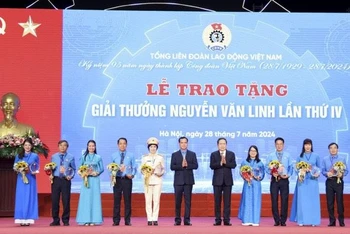 Chủ tịch Quốc hội Trần Thanh Mẫn và Chủ tịch Tổng Liên đoàn Lao động Việt Nam Nguyễn Đình Khang trao tặng Giải thưởng Nguyễn Văn Linh cho 10 cán bộ công đoàn có thành tích xuất sắc nhân kỷ niệm 95 năm Ngày thành lập Công đoàn Việt Nam.