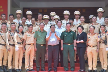 Thủ tướng Phạm Minh Chính với cán bộ, chiến sĩ Công an tỉnh Đắk Lắk. (Ảnh: THANH GIANG)